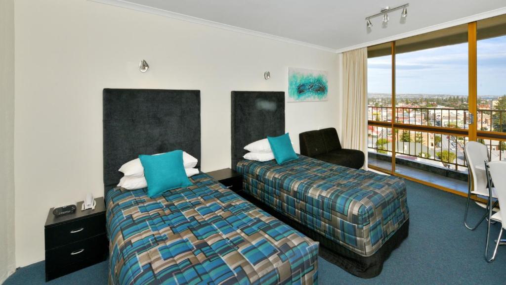 Postel nebo postele na pokoji v ubytování Atlantic Tower Motor Inn