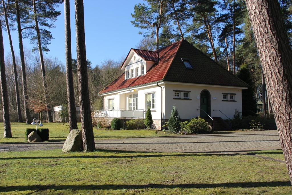 a white house with a red roof at Appartementpark Seeblick in Plau am See