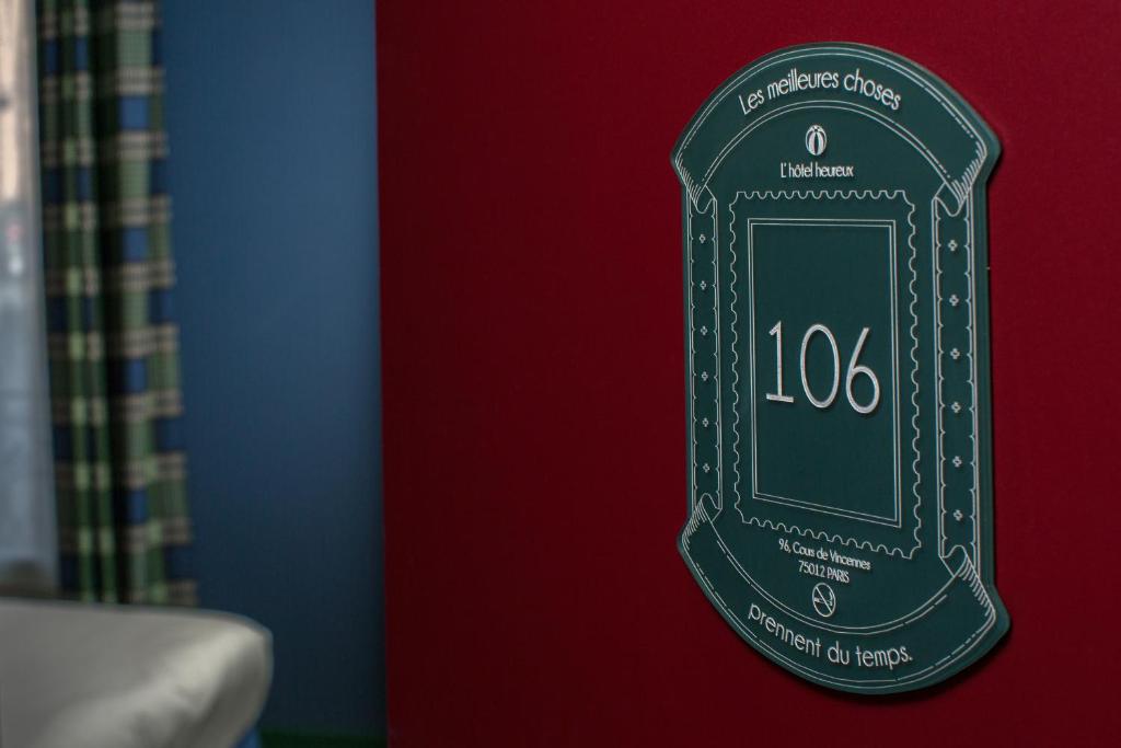 a sign that is on the side of a wall at ibis Styles Paris Nation Cours de Vincennes in Paris