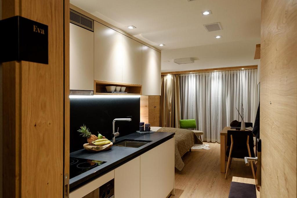 Kuchyň nebo kuchyňský kout v ubytování EVA Serviced Apartments