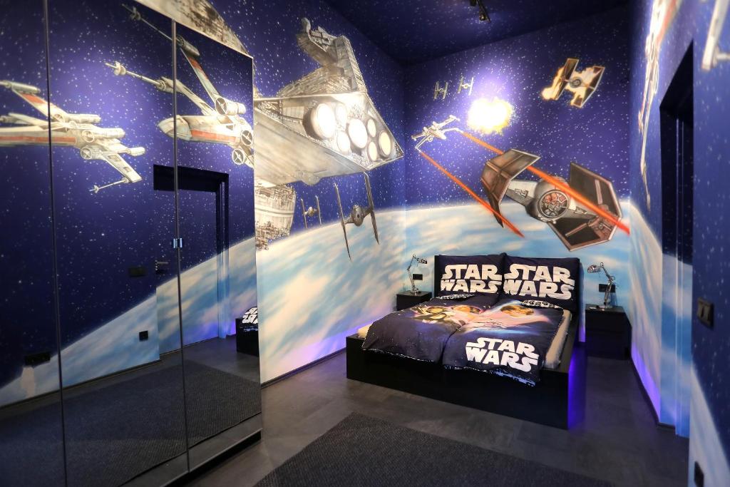een kamer met een Star Wars slaapkamer met een Star Wars bed bij d.Five Galactic Apartment in Boedapest