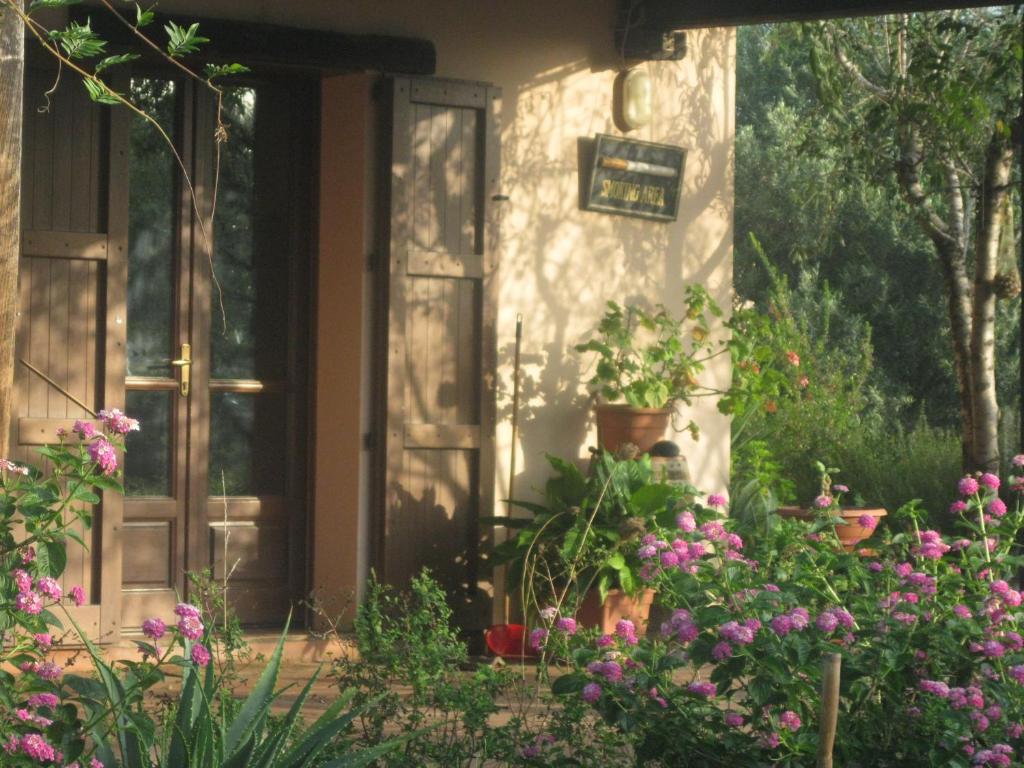 a front door of a house with flowers at B&B Sa Ingia in Càbras
