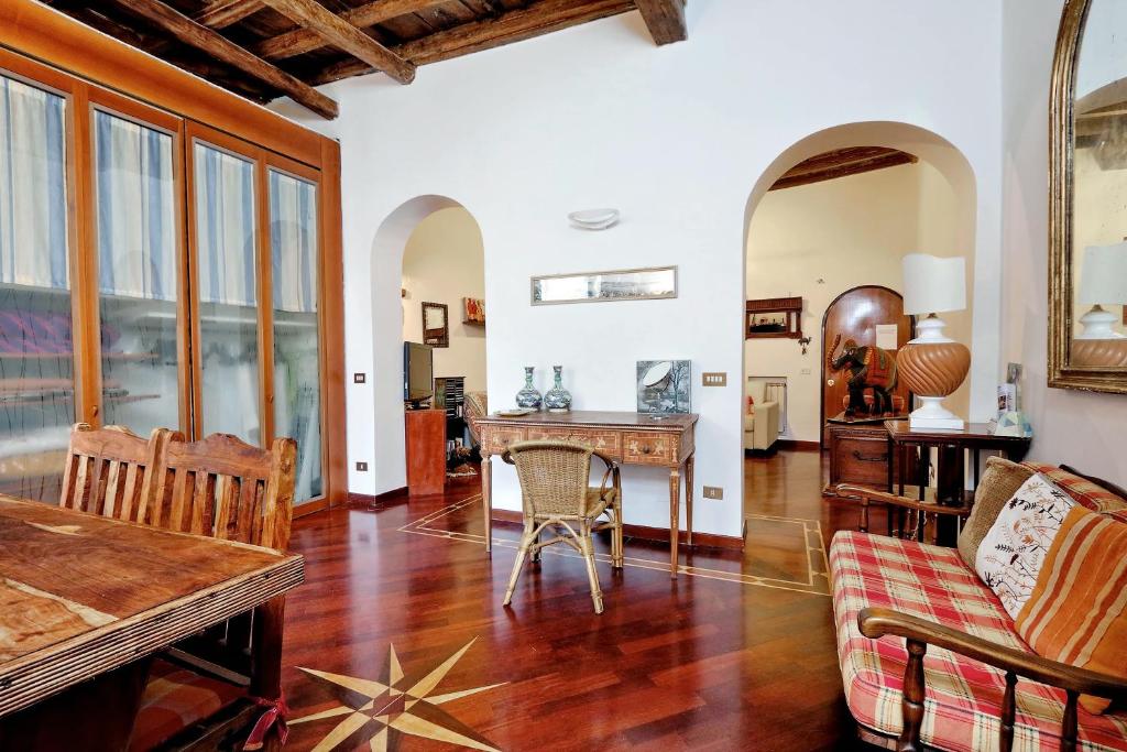 ローマにあるScala Charming Apartment | Romeloftのリビングルーム(木製テーブル、デスク付)