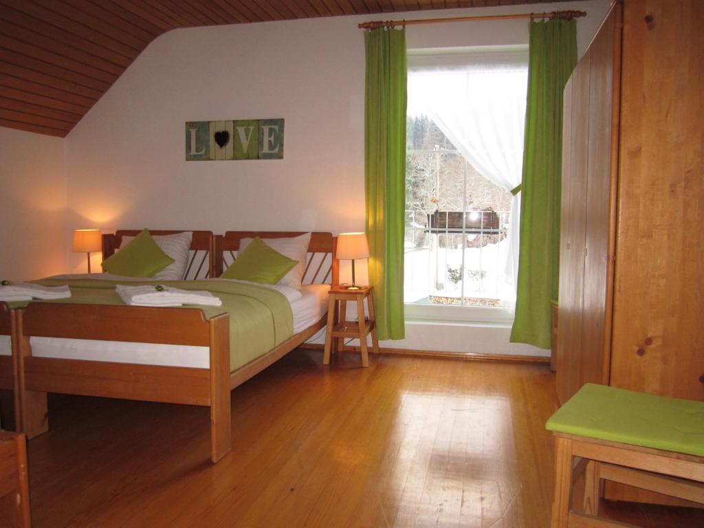 Postel nebo postele na pokoji v ubytování Haus Holunder Weissbriach