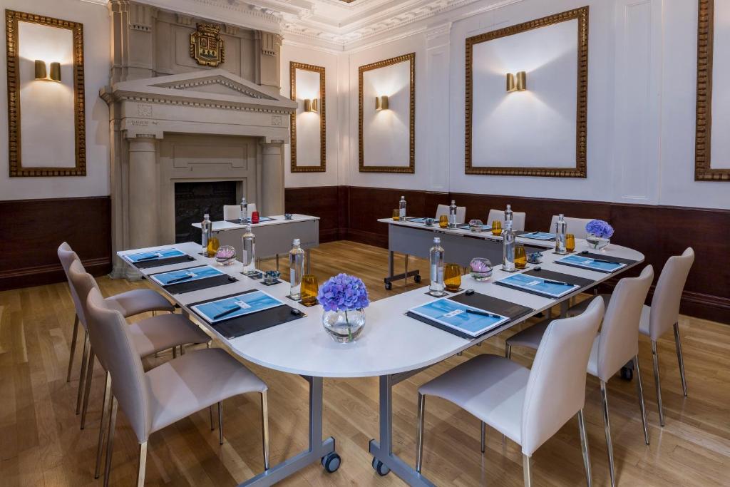 Boutique Hotel H10 Villa de la Reina - Resim 42