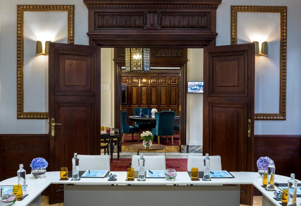 Boutique Hotel H10 Villa de la Reina - Resim 43