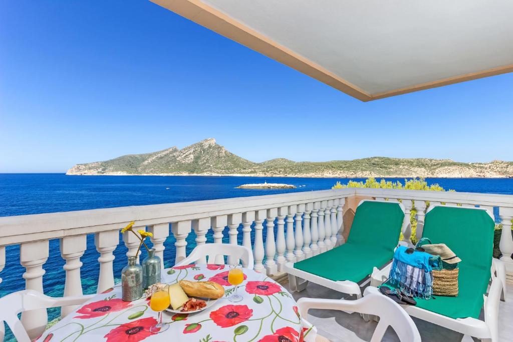 d'un balcon avec une table et des chaises donnant sur l'océan. dans l'établissement Apartamentos Amores San Telmo, à Sant Elm