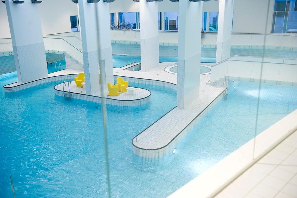 Bazén v ubytování Hotel DGI-Huset Herning nebo v jeho okolí