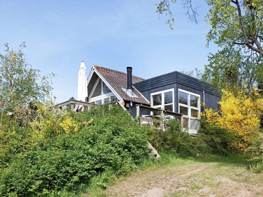 una casa en la cima de una colina en Holiday Home Hejrevej, en Bjørnstrup
