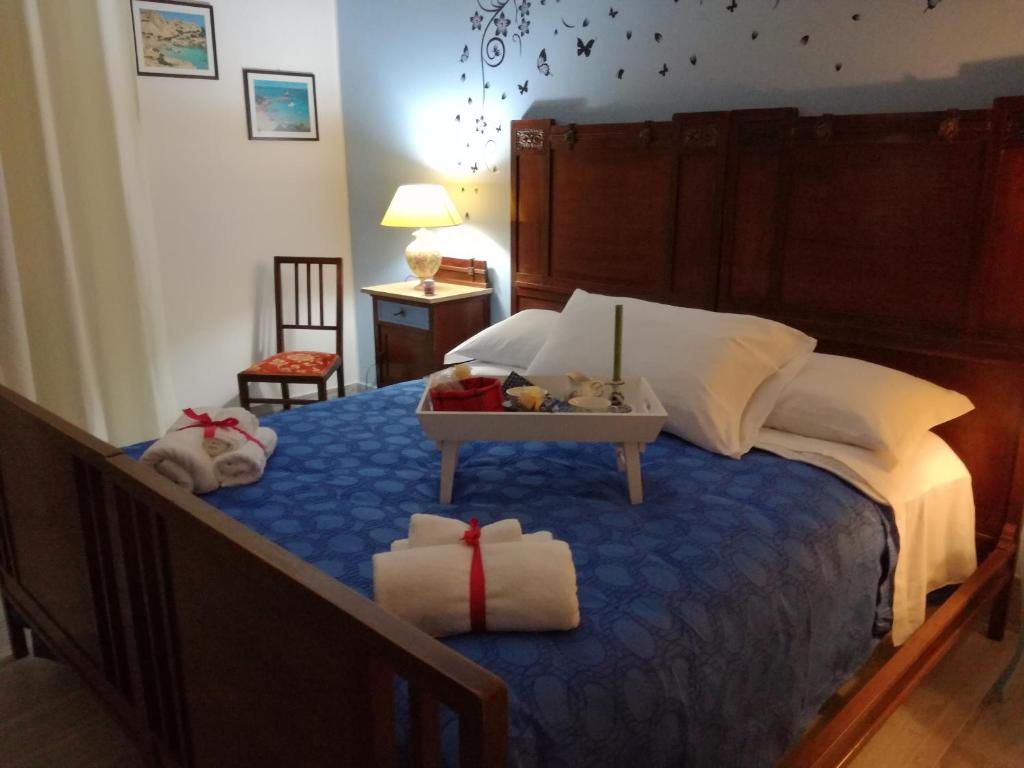 パレルモにあるLe Due Zietteのベッドルーム1室(大型ベッド1台、青い掛け布団付)