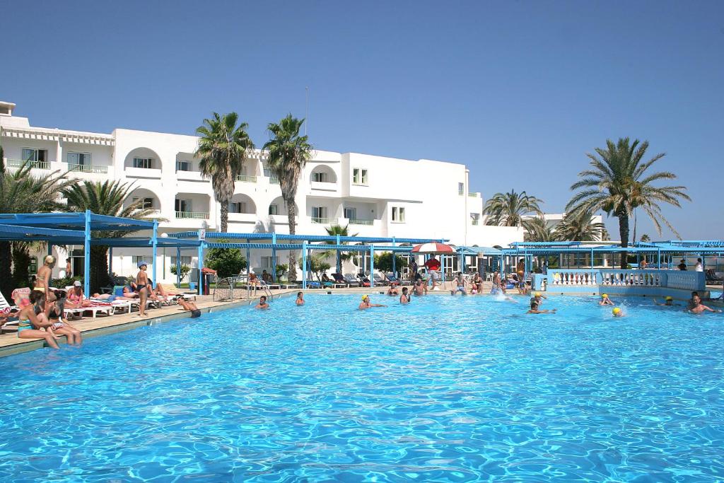 un gruppo di persone in una grande piscina di El Mouradi Port El Kantaoui a Port El Kantaoui