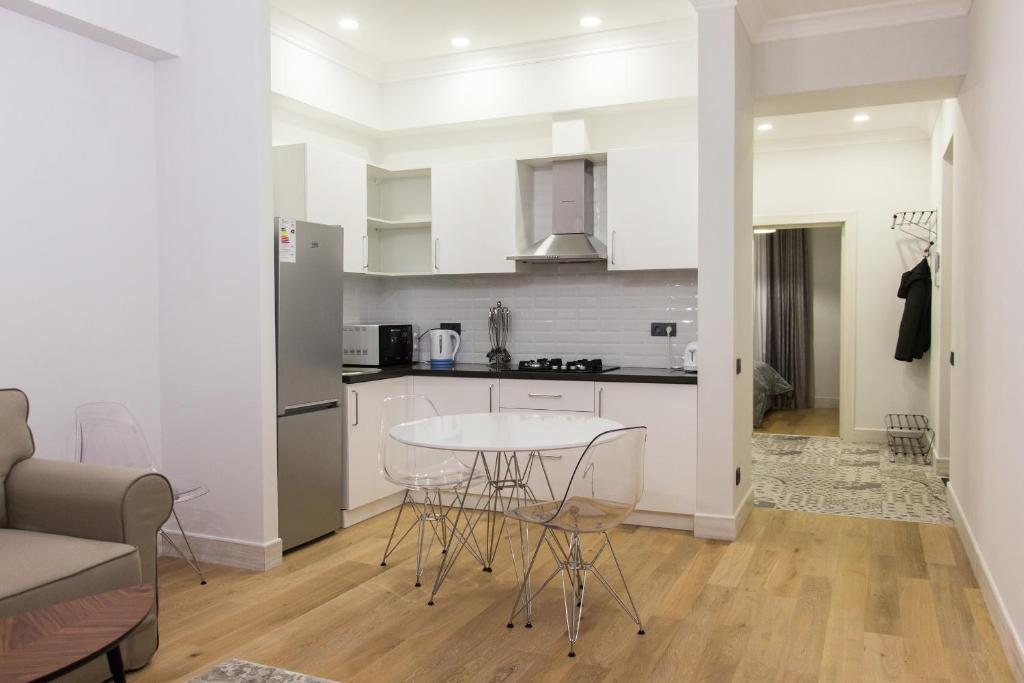 Opera Apartments Almaty - Apartamento Con Balcón