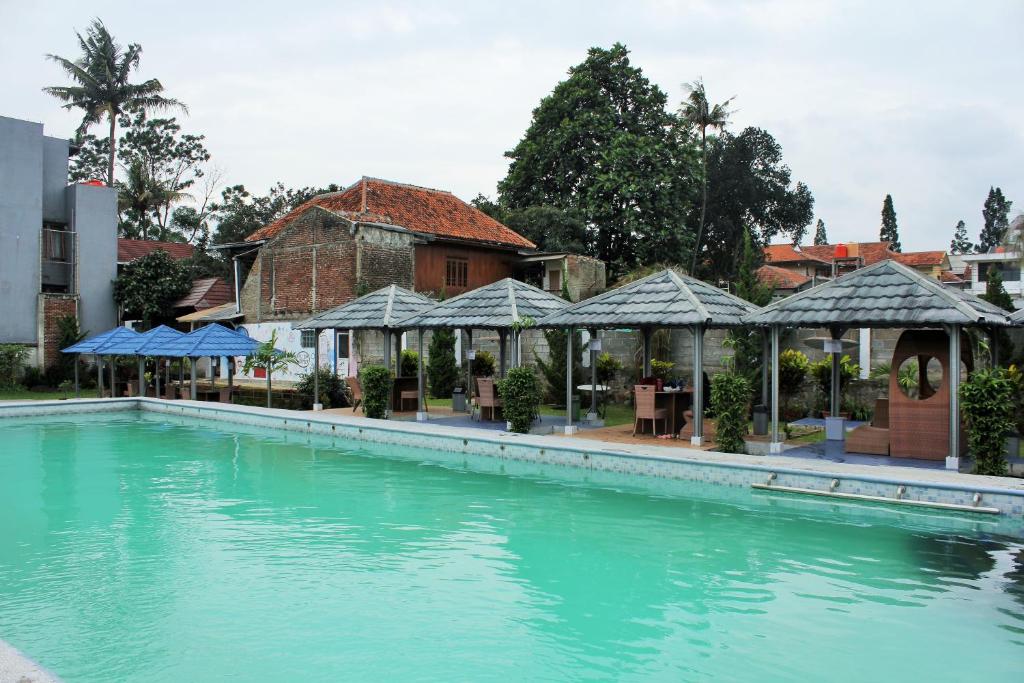 a swimming pool in front of a building at RedDoorz Hostel @ Dago 2 in Bandung
