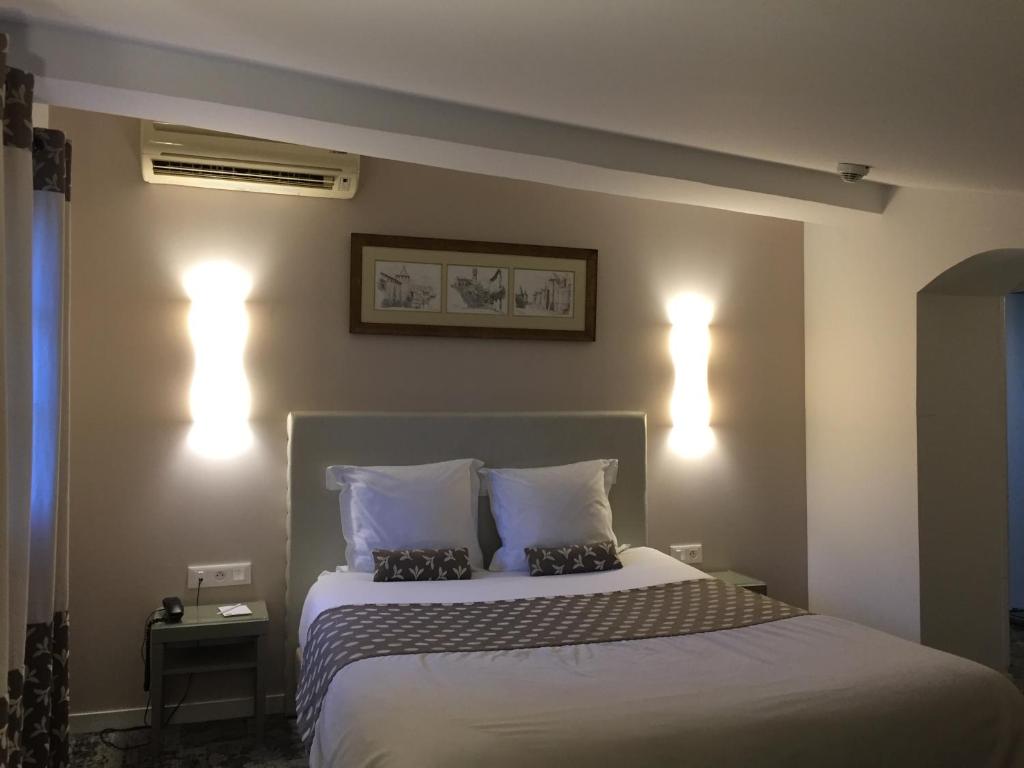Postel nebo postele na pokoji v ubytování Hotel Du Pont Vieux
