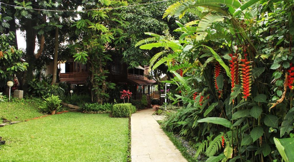 Giardino di RedDoorz Hostel @ Dago 2
