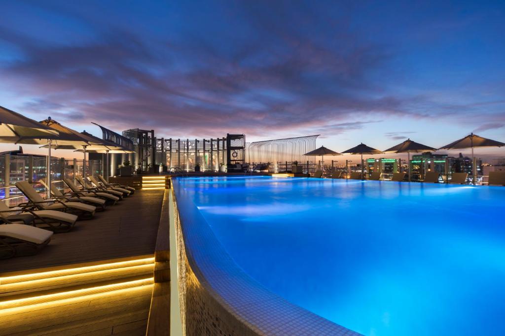 una gran piscina en la parte superior de un edificio en Fraser Suites Riyadh en Riad