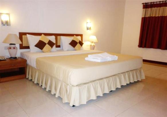 Postel nebo postele na pokoji v ubytování Prachuap Place Hotel