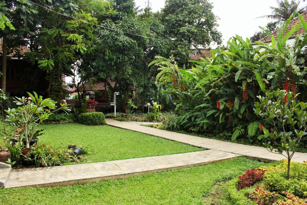 Giardino di RedDoorz Hostel @ Dago 2
