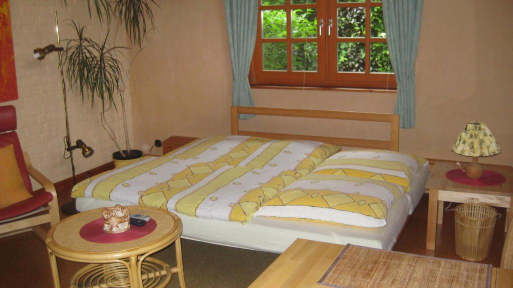 um quarto com uma cama, uma mesa e uma janela em Gästeappartement Appricot em Adendorf