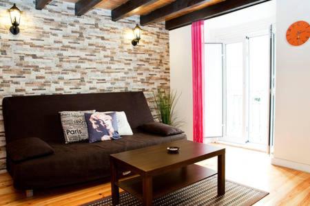 - un salon avec un canapé et une table dans l'établissement Apartamento no Coração de Alfama, à Lisbonne