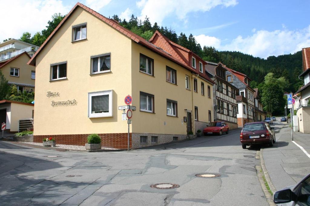 un bâtiment jaune sur le côté d'une rue dans l'établissement Haus-Kummeleck-Wohnung-2, à Bad Lauterberg