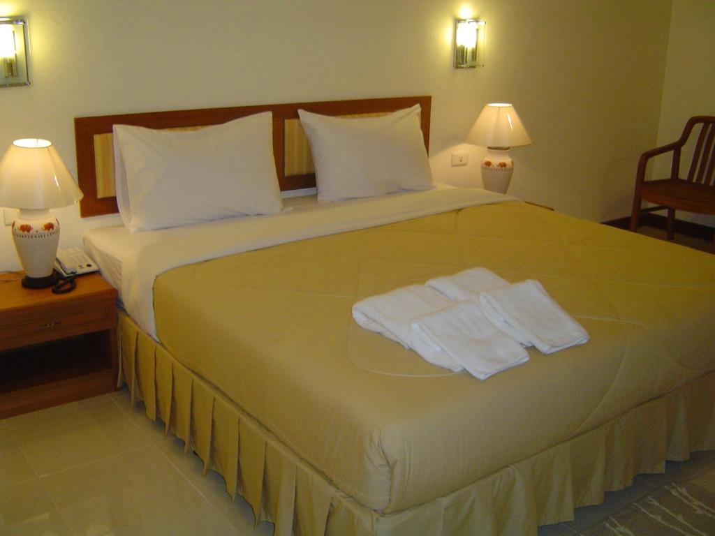 Postel nebo postele na pokoji v ubytování Prachuap Place Hotel