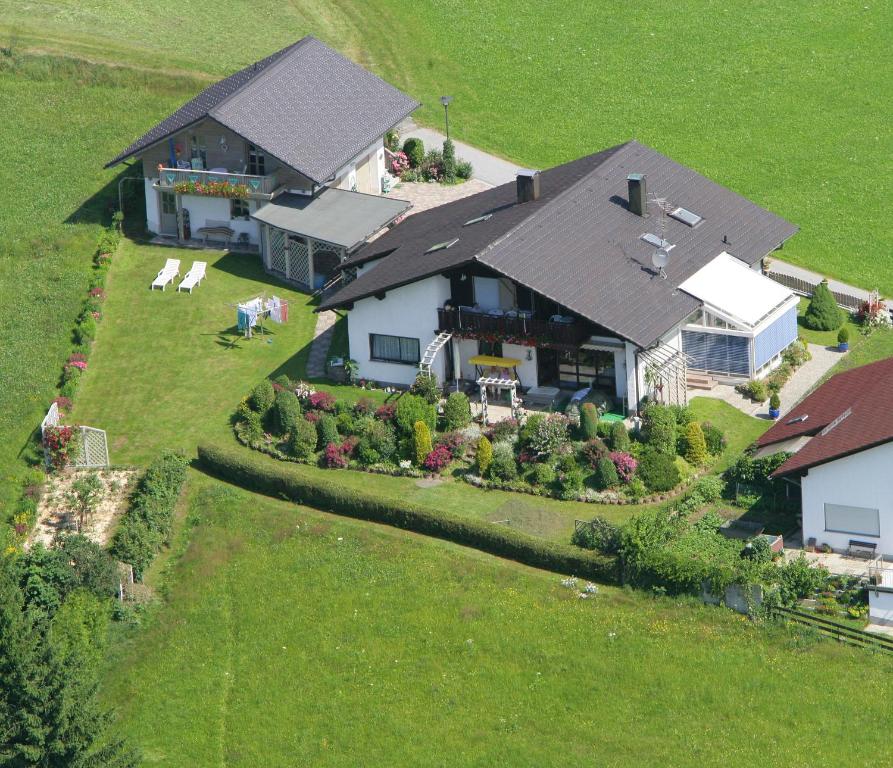 eine Luftansicht eines Hauses mit Garten in der Unterkunft Ferienhaus und Ferienwohnungen Holzapfel Geiersthal in Geiersthal