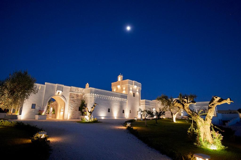 duży biały budynek z księżycem na niebie w obiekcie Masseria Almadava w mieście Polignano a Mare