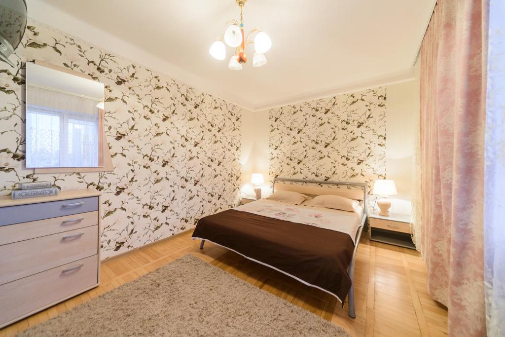 Кровать или кровати в номере Apartment on Lesi Ukrainky Blvd