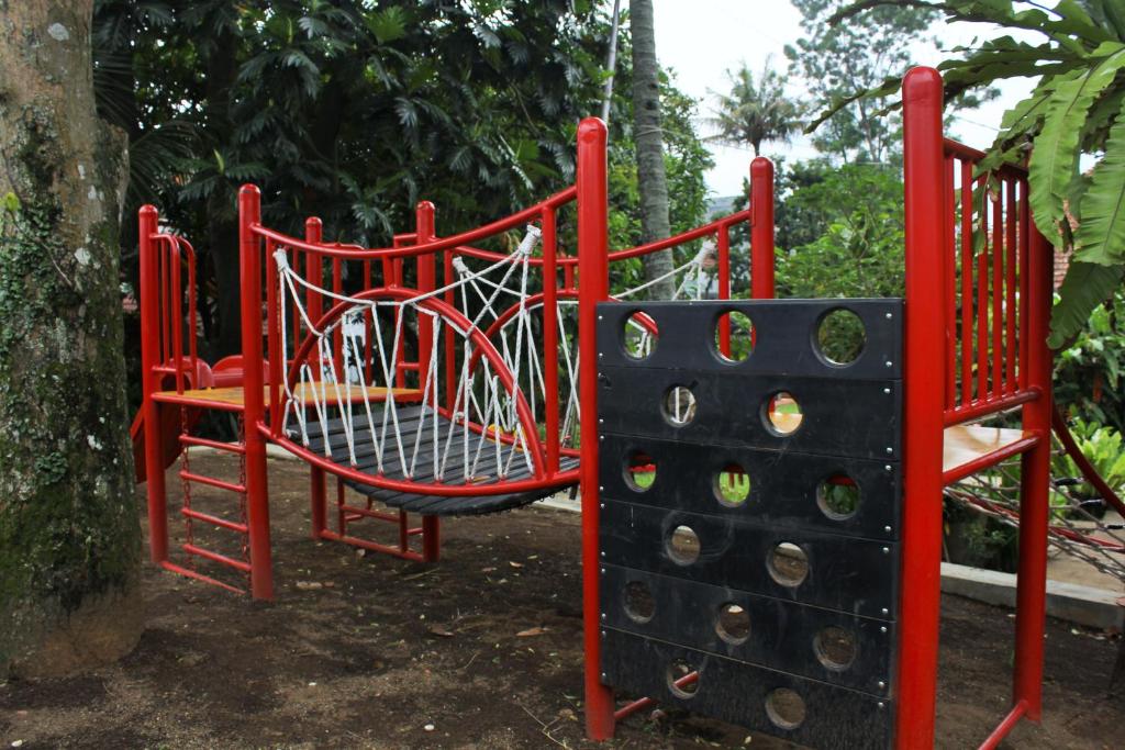 Area giochi per bambini di RedDoorz Hostel @ Dago 2