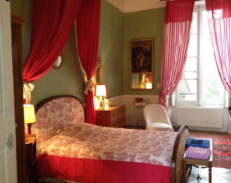 Postel nebo postele na pokoji v ubytování Chateau de Thegra