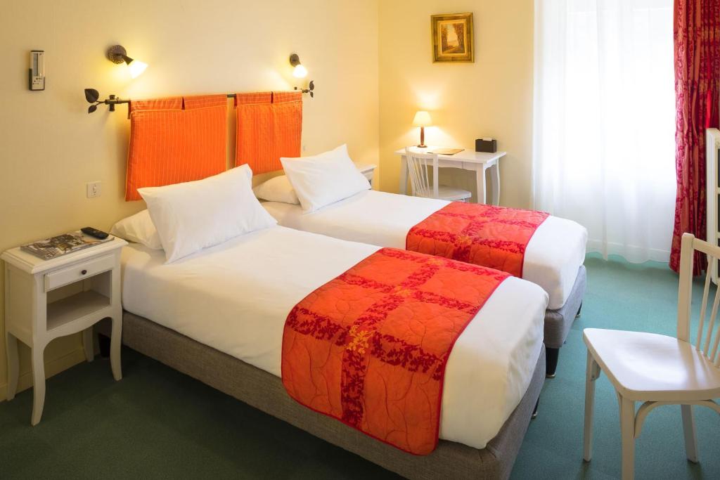 Postel nebo postele na pokoji v ubytování Logis Hôtel Restaurant Les Cèdres