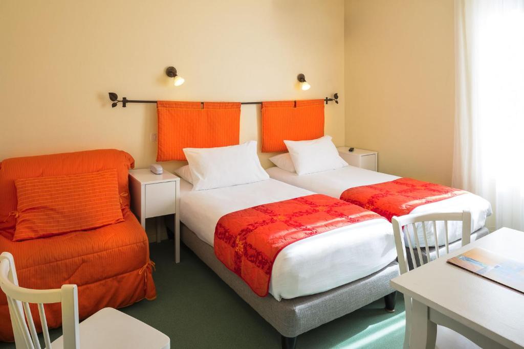 Postel nebo postele na pokoji v ubytování Logis Hôtel Restaurant Les Cèdres