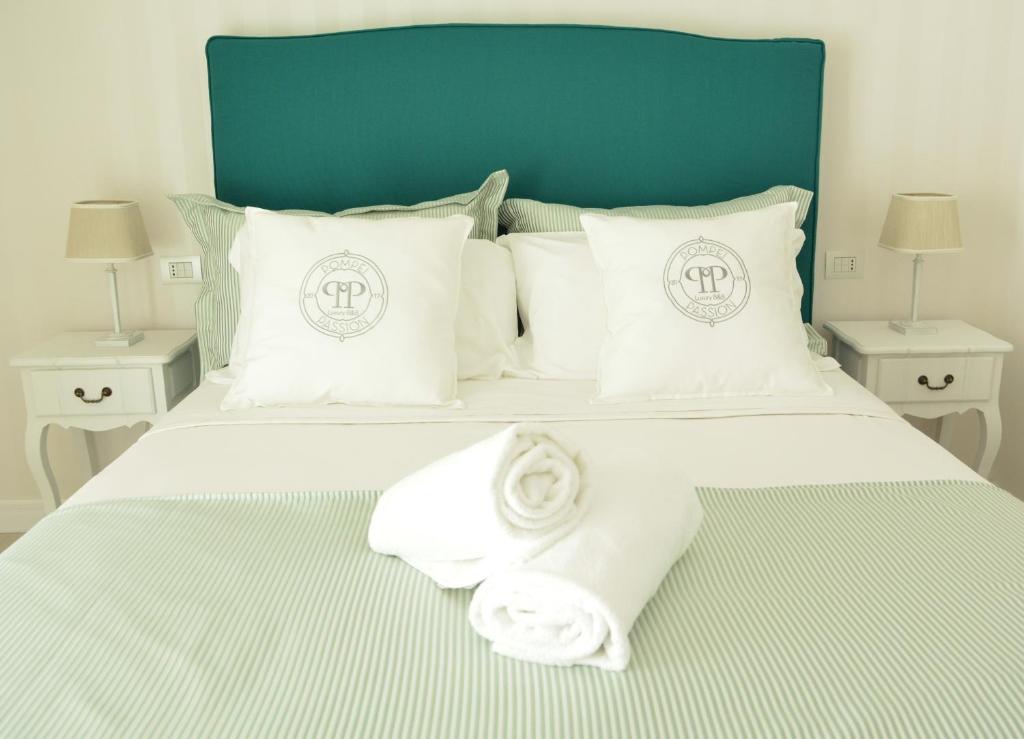 Łóżko lub łóżka w pokoju w obiekcie B&B Pompei Passion