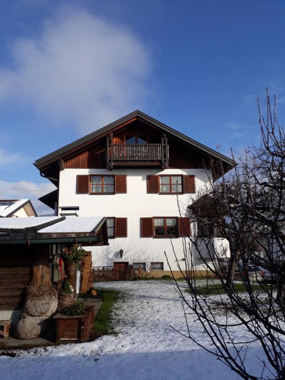 uma casa grande com uma varanda em cima em Haus Sonnenheim em Frastanz