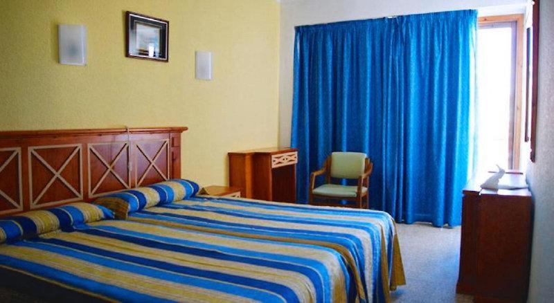 A bed or beds in a room at Hotel Alfonso