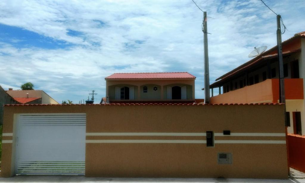 a garage door in front of a building at Casa para temporada in Ilha Comprida