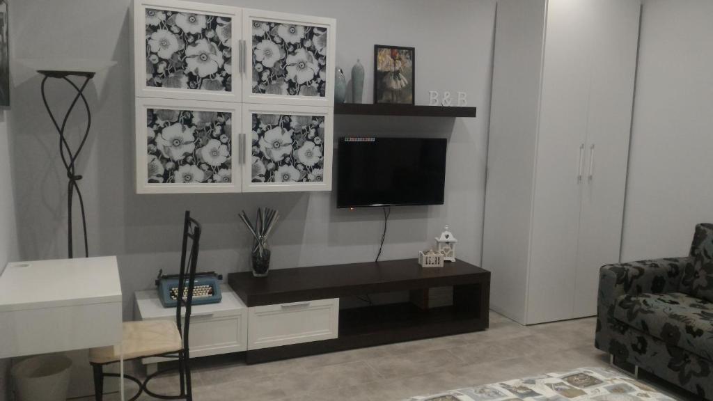 A television and/or entertainment centre at B&B A casa dell'artista