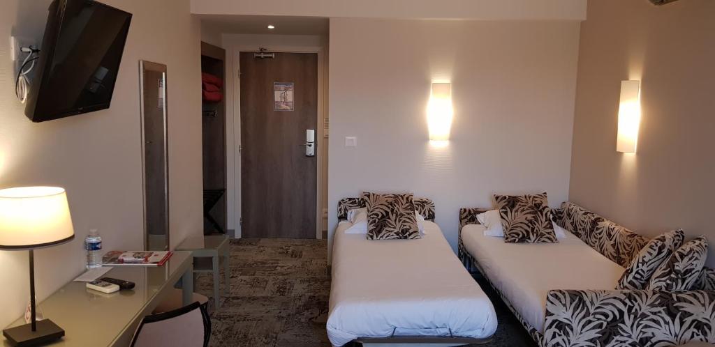 TV a/nebo společenská místnost v ubytování Hotel Du Pont Vieux