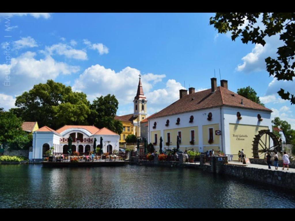 Výhled na řeku, která protéká v blízkosti penzionu
