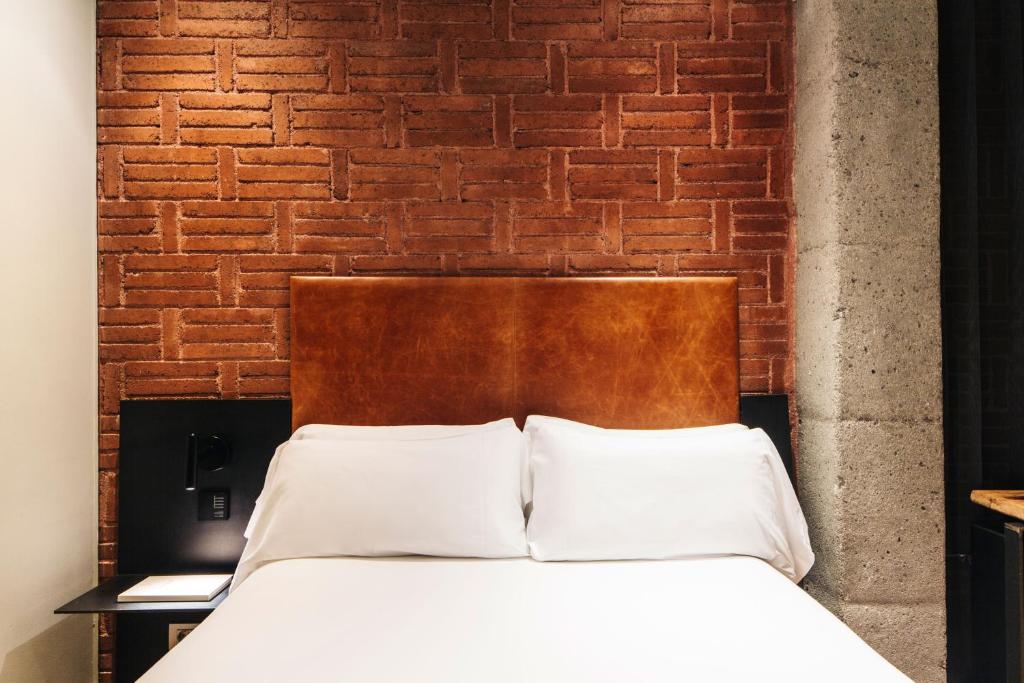 A bed or beds in a room at Hotel Granados 83, a member of Preferred Hotels & Resorts