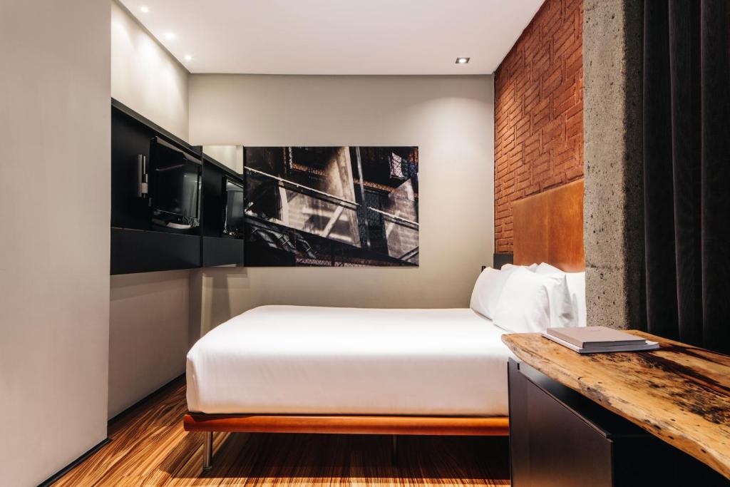 A television and/or entertainment centre at Hotel Granados 83, a member of Preferred Hotels & Resorts