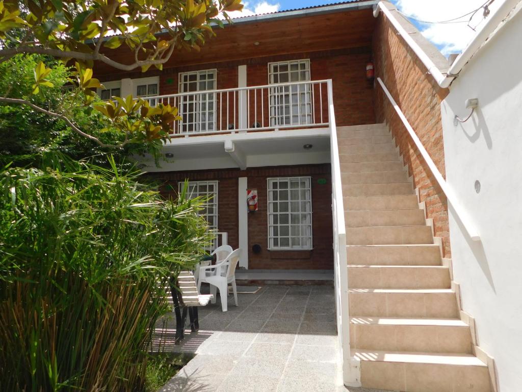 una scala che porta alla parte anteriore di una casa di Hostería Teuly a Puerto Madryn