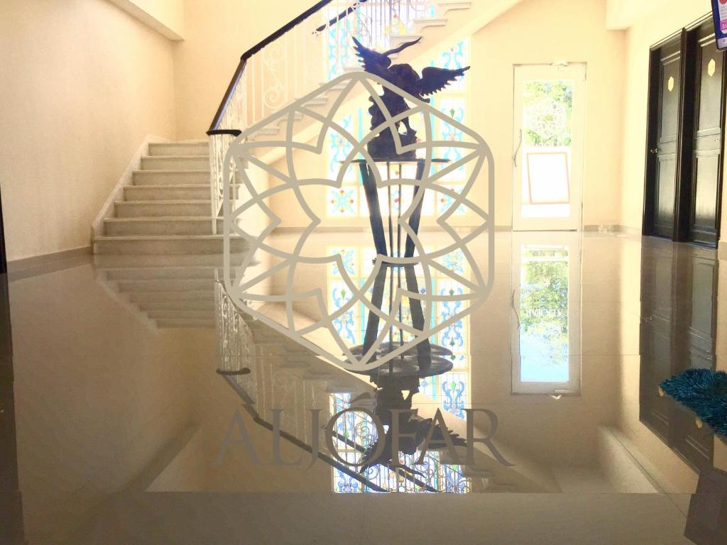 una scala a chiocciola di metallo in un edificio con un uccello di Hotel Aljófar a Montemorelos