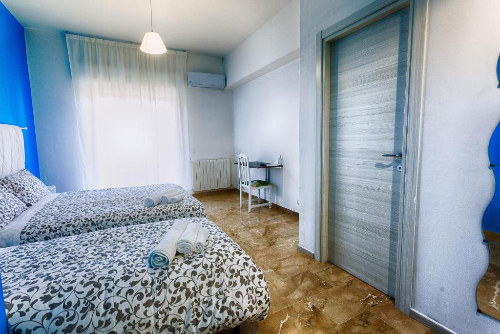 Schlafzimmer mit einem Bett und einer Glasschiebetür in der Unterkunft B&B Antares in Reggio di Calabria