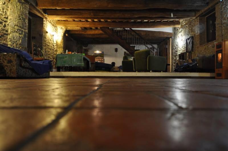una habitación vacía con sillas y suelo de hormigón en Al Soci La Tasca, en Marsciano
