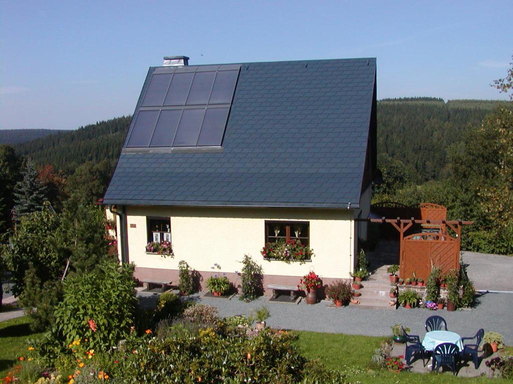 クロルト・アルテンベルクにあるFerienwohnung Petzoldの屋根に太陽光パネルを敷いた家
