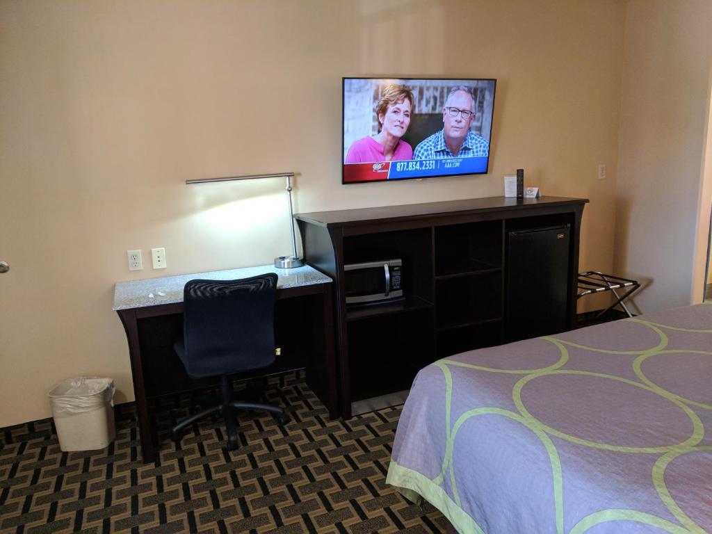 TV a/nebo společenská místnost v ubytování Super 8 by Wyndham Houston/Willowbrook Hwy 249