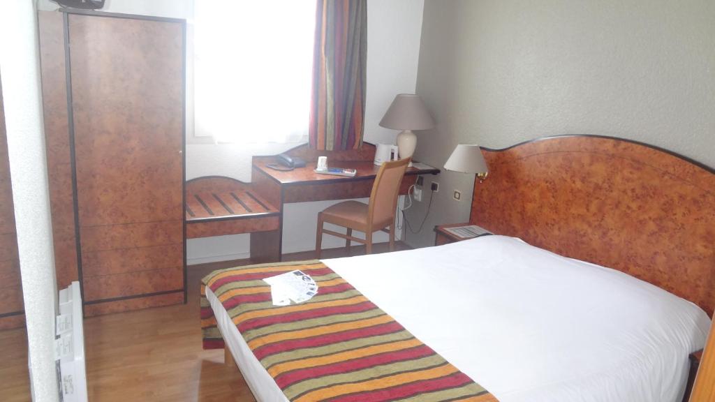 Postel nebo postele na pokoji v ubytování Logis Cottage Hôtel