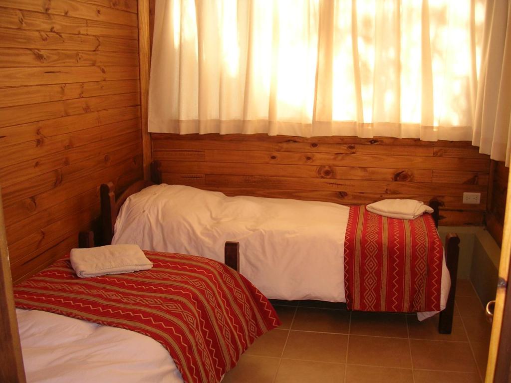 Cama o camas de una habitación en Cabañas Pinotea